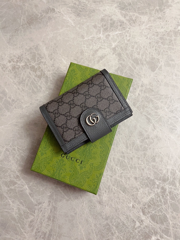 グッチ財布 レプリカ着用イメージ